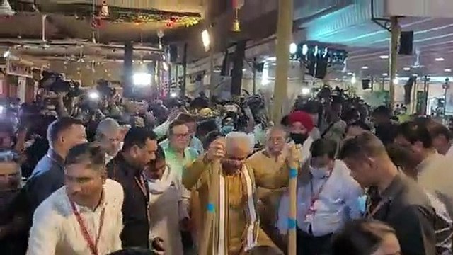 हरेली तिहार की धूम! गेड़ी चढ़े सीएम भूपेश बघेल, गौमूत्र खरीदी की होगी शुरुआत