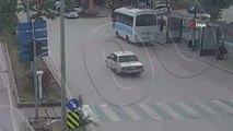 Drift yapan sürücü, durakta bekleyen halk otobüsüne böyle çarptı