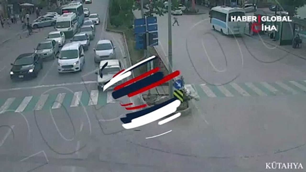 Diğer sürücüler büyük tehlike atlattı! Drift ve kaza anı kamerada