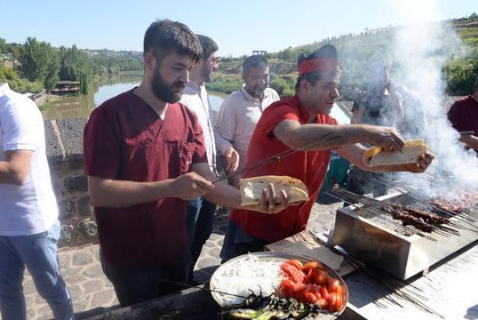 CİĞER KEBABI' COĞRAFİ İŞARETLE TESCİLLENDİ; 1 TON PİŞİRİLİP HALKA DAĞITILDI