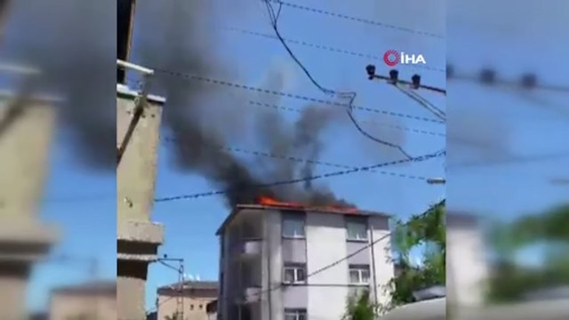 Sultanbeyli'de 3 katlı binanın çatısı alevlere teslim oldu
