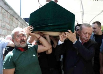 Cumhurbaşkanı Erdoğan, bir dönem aynı sektörde çalıştığı ismin tabutuna omuz verdi