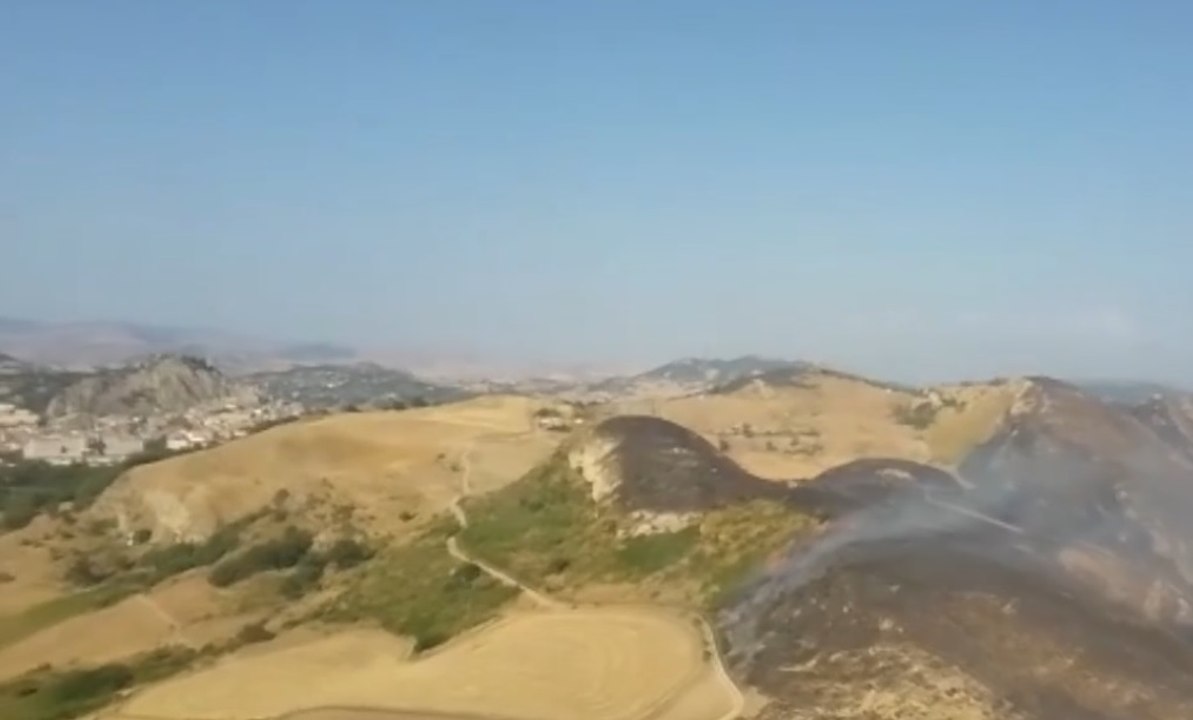 Nicosia (EN) - Incendi di vegetazione, abitazioni minacciate dalle fiamme (28.07.22)