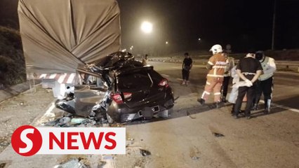 Two killed after car hits stationary trailer on emergency lane