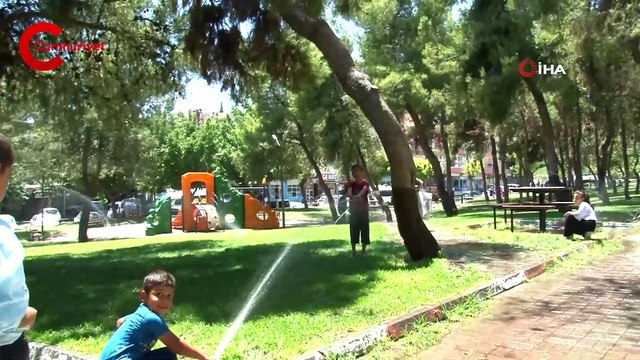 Sıcaktan bunalan çocuklar süs havuzlarında serinledi