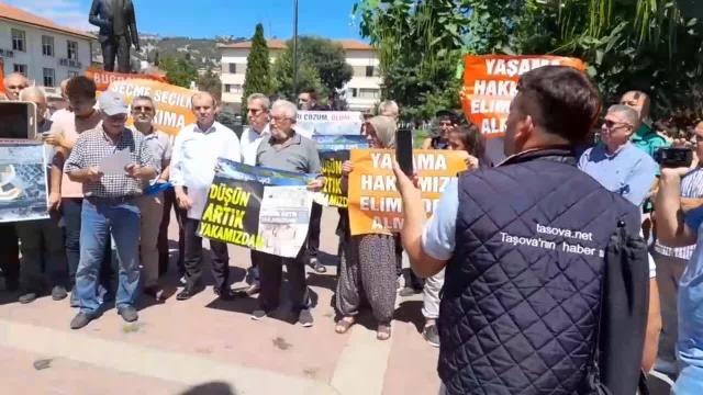 Taşova Çambükü Köylülerinden Kaymakamlık Önünde Muhtarıma Dokunma Eylemi