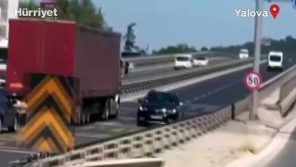 Yolda geri geri giden araç trafiği böyle tehlikeye soktu