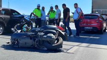 Fatih'te park halinde otomobile çarpan motosikletli yaralandı