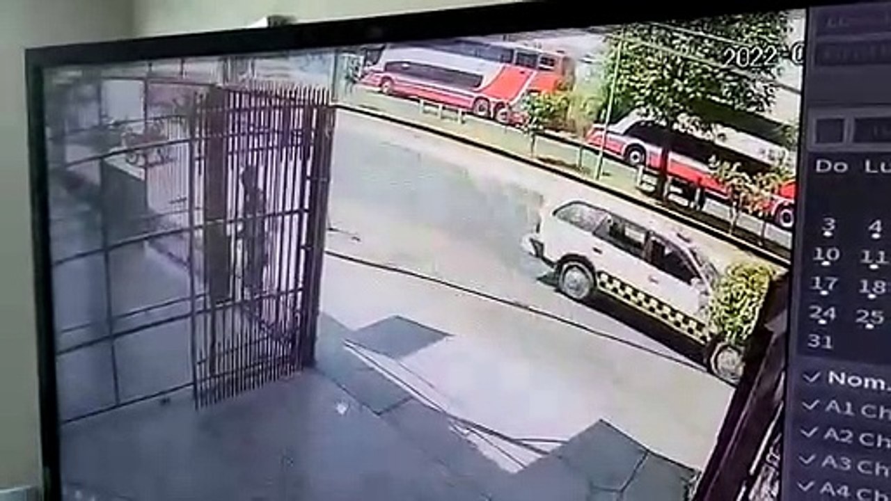Imágenes muestran al motociclista usando el casco antes de morir