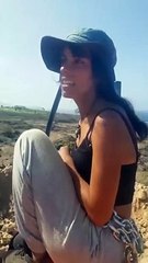 Una de las personas encadenadas explica la protesta. / @salvarelpuertito