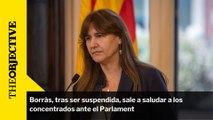 Borràs, tras ser suspendida, sale a saludar a los concentrados ante el Parlament