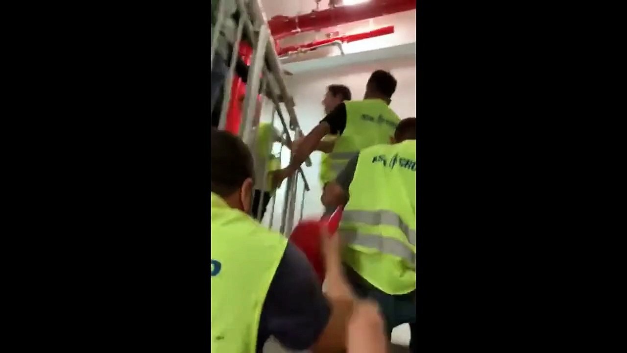 Finans Merkezi inşaatında çalışan işçiler maaşlarını alamayınca ofisi bastı