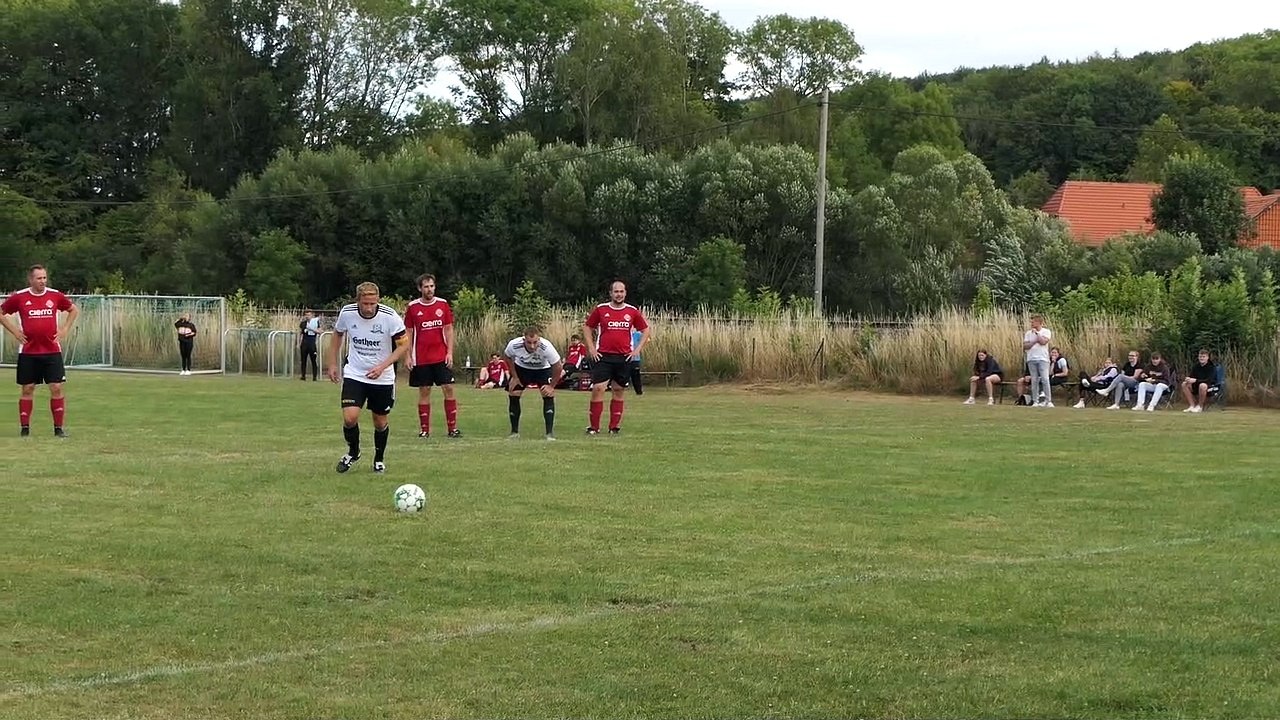 Roland Kues trifft für den FC Lindenberg Adelebsen gegen die SG Rehbachtal III