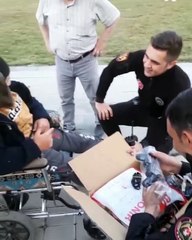 Sahilde sık sık karşılaştıkları genç için birleşip oyun konsolu alan polisler