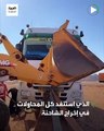 شبان سعوديون من فريق إنجاد التطوعي يحررون شاحنة أردنية عالقة في الرمال على جانب أحد الطرقات في السعودية