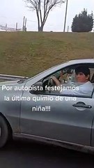 Esta escena se vivió en una autopista de Argentina, donde la familia festejó por la salud de su pequeña Mily.