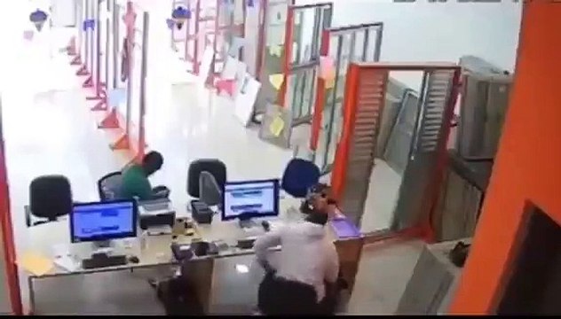 Son premier jour au travail s'est bien passé, jusqu'à ce moment