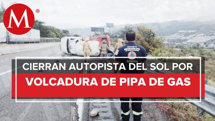 Vuelca pipa de gas en la Autopista del Sol, Guerrero