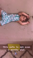 Ce bébé a fait un carnage dans le frigo et dans le salon...