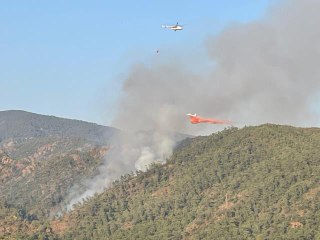 Marmaris'te çıkan orman yangınına müdahale ediliyor