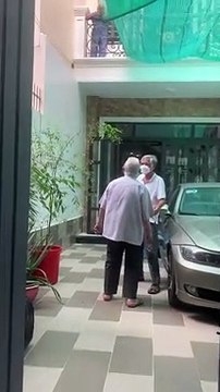 Xúc động khoảnh khắc anh hai ngoài 70 tuổi lên thăm em gái