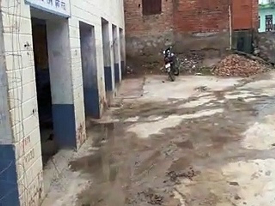 monsoon:विद्यालय भवन की छत से टपक रहा पानी बना परेशानी-video