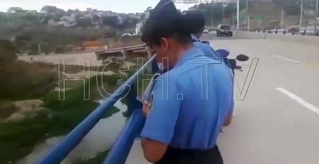 Hombre con problemas mentales salta de un puente de manera suicida y se salva de milagro