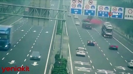 Kamyon otobanın ortasında patladı! Ortalık savaş alanına döndü