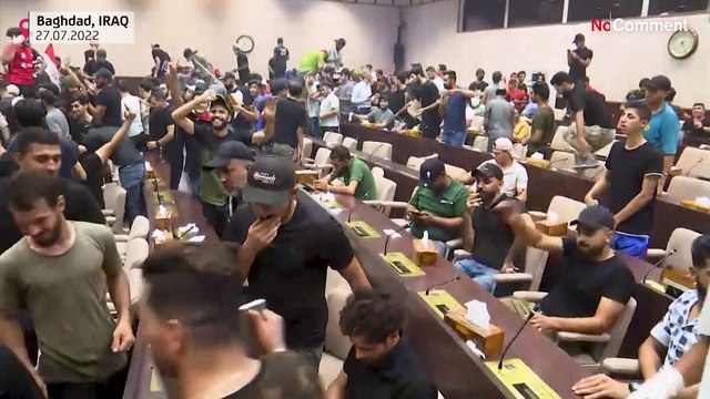 بدون تعليق: على المكاتب وفوق الطاولات...المتظاهرون المؤيدون لمقتدى الصدر يقتحمون البرلمان العراقي