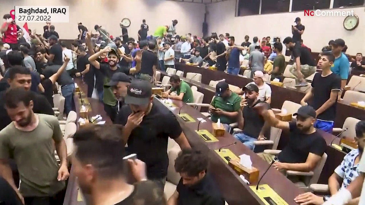 بدون تعليق: على المكاتب وفوق الطاولات...المتظاهرون المؤيدون لمقتدى الصدر يقتحمون البرلمان العراقي