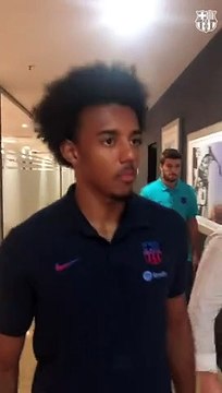 Jules Koundé ya posa con el polo oficial del Barça
