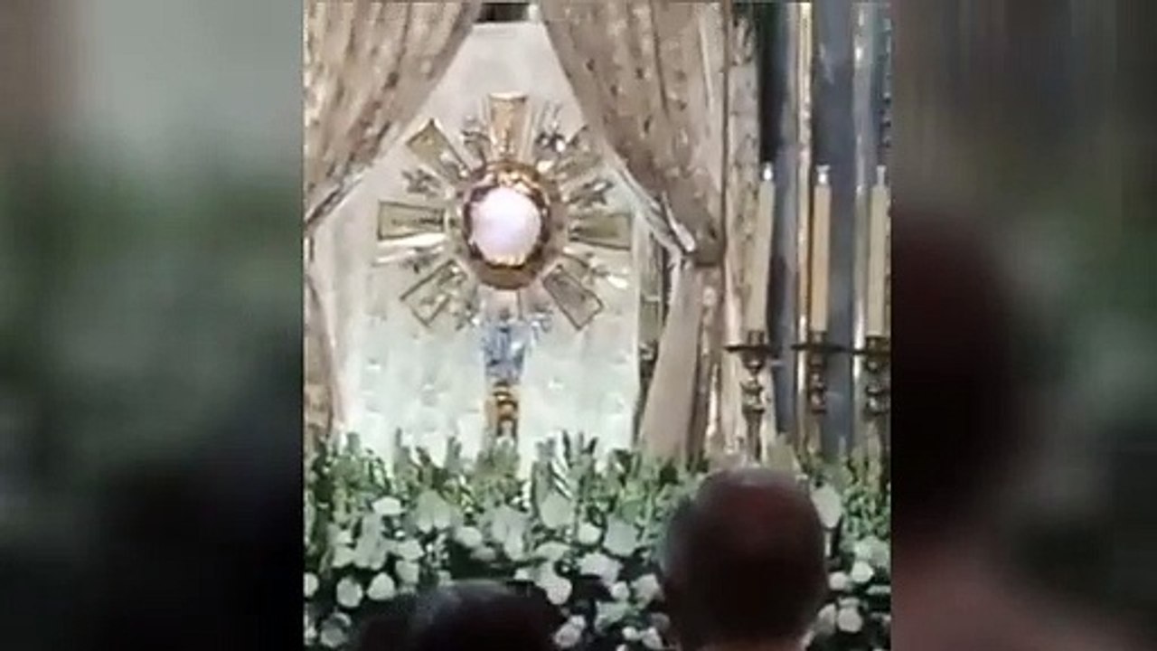 ¿Un milagro?, feligreses quedan sorprendidos al ver al una hostia consagrada 'palpitando' como un corazón