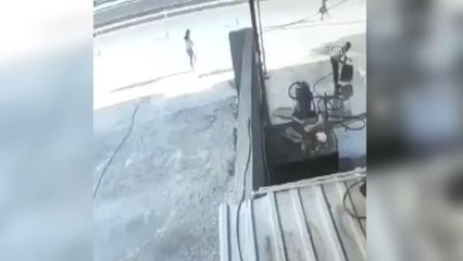 3 aracın karıştığı kaza güvenlik kamerasında