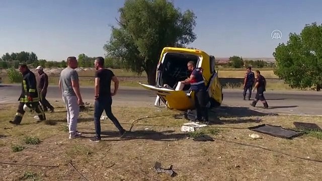 AFYONKARAHİSAR - Kamyonla çarpışan araçtaki 4 kişi yaralandı