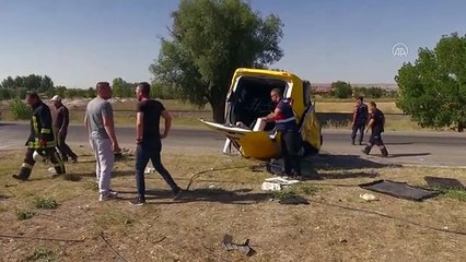 AFYONKARAHİSAR - Kamyonla çarpışan araçtaki 4 kişi yaralandı