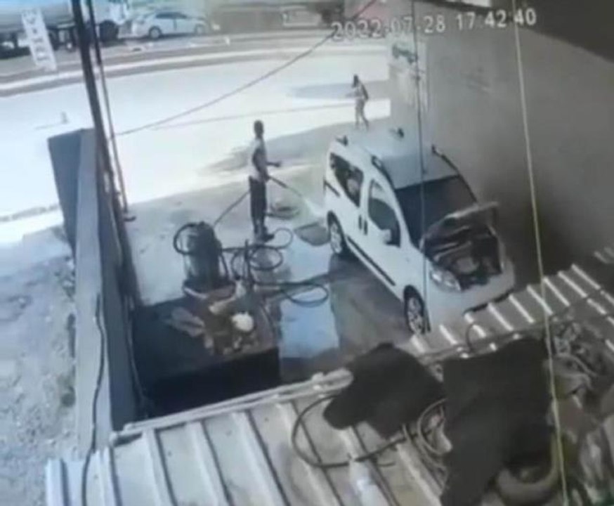 Zincirleme kazada yoldan geçen kadın saniyelerle kurtuldu