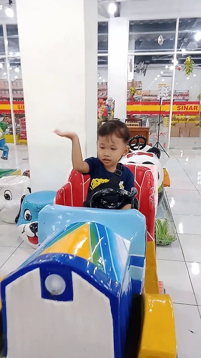 Dafi naik odong odong lagi