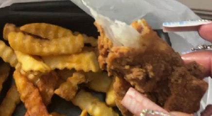 Woman got a fried napkin from Zaxby's, instead of fried chicken tender