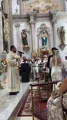 Sacerdote le cantó a los novios frente al altar y todos quedaron sorprendidos