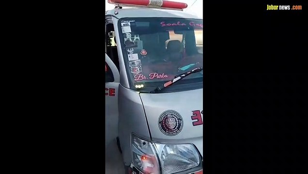 video viral dengan narasi seorang pemuda menghalangi mobil ambulans.