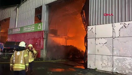 Geri dönüşüm tesisinde çıkan yangın yanındaki yapıya da sıçradı