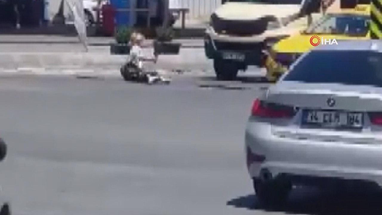 Trafik ışıklarında kendini yere atan kadın kame...