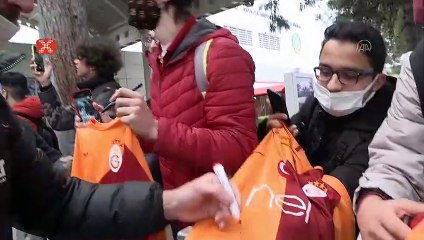 Galatasaray'a Antalya'da "pankartlı" karşılama!