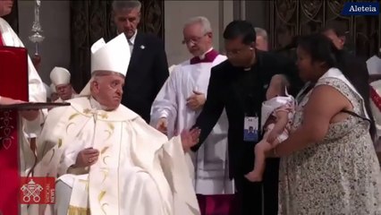 Papa Francisco bendice a bebé con discapacidad