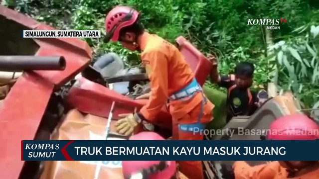 Truk Bermuatan Kayu Masuk Jurang di Simalungun