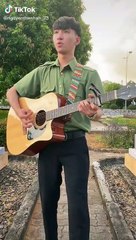 Chàng trai GenZ đàn hát tại nghĩa trang liệt sũ