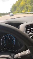 Elle roule à plus de 100 km/h au milieu de la circulation sur l'autoroute en Belgique