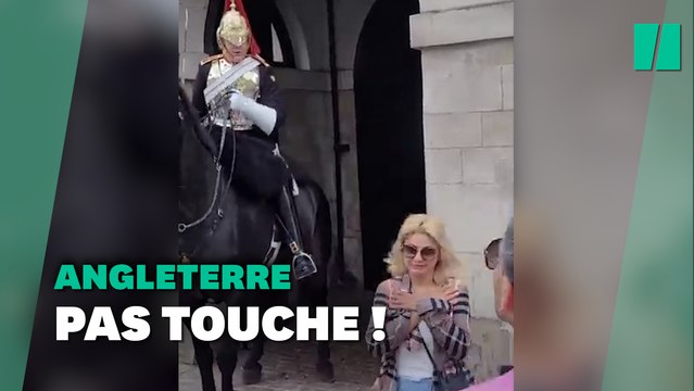 En Angleterre, un garde de la reine hurle sur une touriste