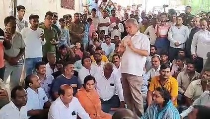 Rain damage fall: जलभराव इलाकों में पहुंची सरकार, लोगों की पीड़ा सुनी, देखें Video