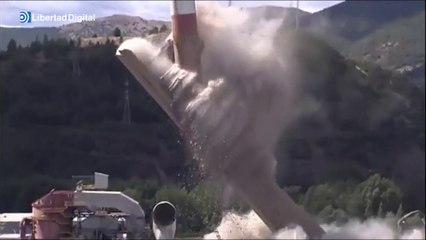 Una carga de explosivos derriba la chimenea de la central térmica de la Robla